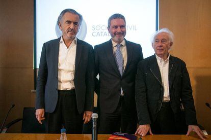 De izquierda a derecha, Bernard-Henri Lévy, Josep Ramon Bosch, presidente de Sociedad Civil Catalana, y Albert Boadella durante la presentacion de la obra de teatro del primero. 