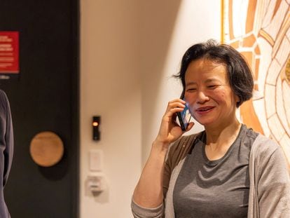 La periodista Cheng Lei habla por teléfono a su llegada al aeropuerto de Melbourne este miércoles.
