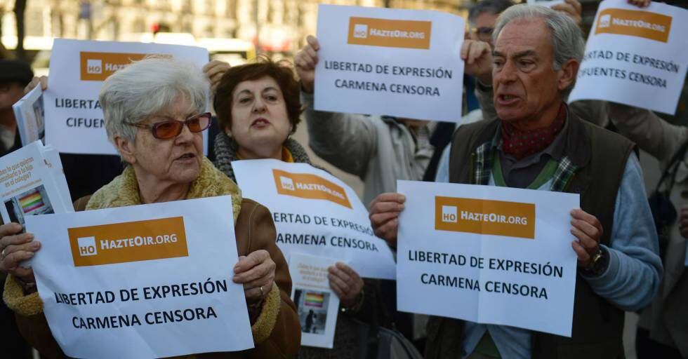 Un grupo de manifestantes protesta en apoyo de Hazte Oír, el pasado miércoles.