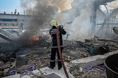 Un bombero apaga el incendio provocado por un bombardeo a una fábrica química en Járkov (Ucrania) este viernes.