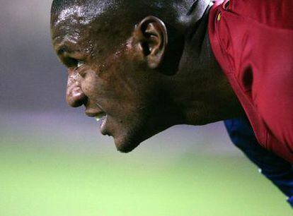 Abidal, durante un partido con el Barça.