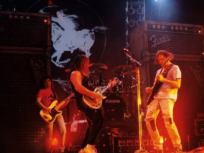 Neil Young con  Crazy Horse en el Brendan Byrne Arena de Nueva Jersey, Estados Unidos, en 1991, en la gira de 'Ragged Glory'.