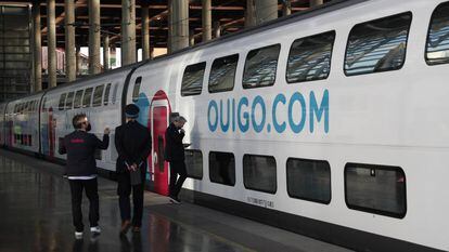 Uno de los trenes de doble piso de Ouigo en la estación madrileña Puerta de Atocha.