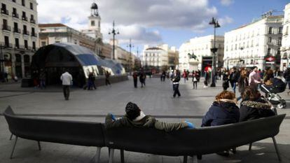 El banco en uno de los laterales de la Puerta del Sol.