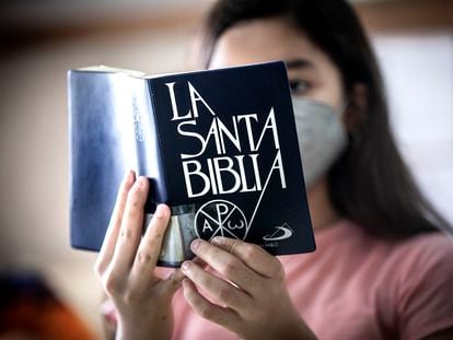 Una alumna de primero de la ESO en clase de Religión en el instituto público Benicalap de Valencia, la semana pasada.