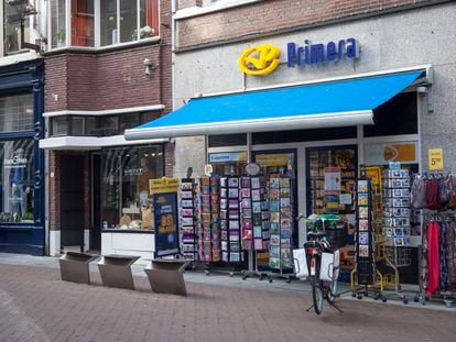 Una tienda de revistas y cigarrillos en Zutphen, Países Bajos.