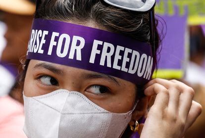 Una manifestante lleva una diadema con un eslogan a favor de la mujer durante una marcha en Manila (Filipinas), este miércoles. 