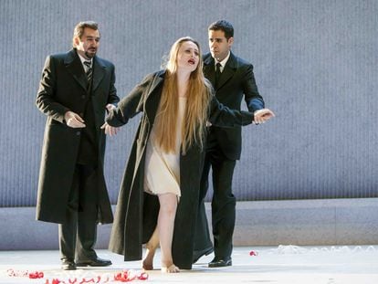 Imagen del montaje de 'La Traviata' con el que el Teatro Real reabrirá sus puertas el 1 de julio.
