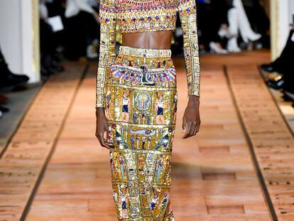 Zuhair Murad rinde homenaje a Cleopatra en su desfile