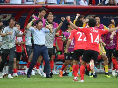 Los surcoreanos celebran la victoria ante Alemania en la última jornada del grupo F.