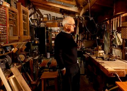 Marsh fabrica sus mesas, estanterías y hasta ventanas. El neurocirujano, retratado en el taller que tiene en su casa. 