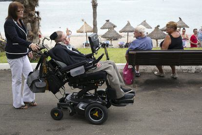 El científico británico Stephen Hawking fotografiado en el paseo marítimo de la playa del Camisón en Tenerife, el 24 de septiembre de 2015.
