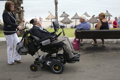 El científico británico Stephen Hawking fotografiado en el paseo marítimo de la playa del Camisón en Tenerife, el 24 de septiembre de 2015.
