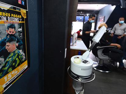 Una barbería de El Salvador con un cartel que anuncia que acepta Bitcoin.
