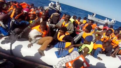 La Guardia Costera italiana rescata a 220 inmigrantes en el Mediterráneo.