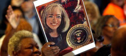 Un asistente al mitin de Hillary Clinton en Las Vegas sostiene un cartel de la candidata dem&oacute;crata.