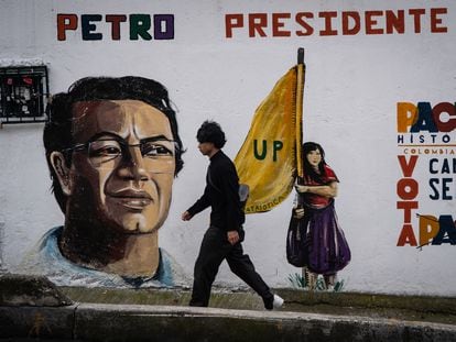 Un mural callejero de Petro en las calles de Bogotá.