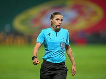 Stephanie Frappart durante un partido de clasificación para le Mundial femenino 2023 entre Portugal e Islandia en octubre.