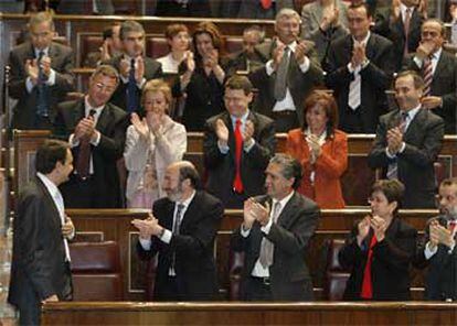 Los diputados socialistas aplauden en pie al candidato a presidente del Gobierno al final de su primera intervención.