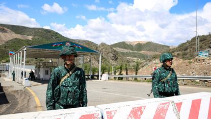 Un control de Azerbaiyán en el corredor de Lachin, carretera que comunica Nagorno Karabaj con Armenia, el 2 de mayo.