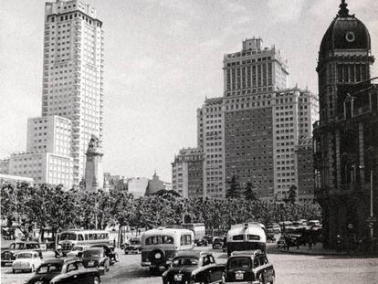 Autobuses, taxis y tráfico, Torre de Madrid y edificio Plaza, en la plaza de España de Madrid, en 1957.
