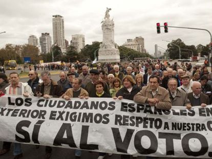 Emigrantes en Buenos Aires se manifiestan contra la reforma de la ley electoral, en mayo de 2010. 