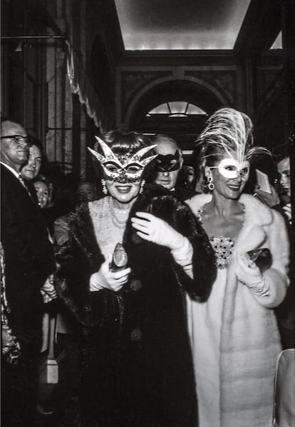 Claudette Colbert a su llegada a la fiesta. |
