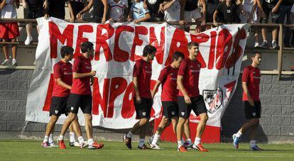 La pancarta exhibida durante el entrenamiento del Athletic, hoy en Lezama.