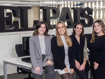María Sánchez, Elena Blázquez, Raquel Martínez y Aitana Regueiro, el equipo de EL PAÍS+, el la redacción del diario.