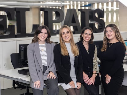 María Sánchez, Elena Blázquez, Raquel Martínez y Aitana Regueiro, el equipo de EL PAÍS+, el la redacción del diario.