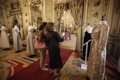 Dos mujeres observaban el jueves un traje de noche de Elio Berhanyer, en el palacio de Fernán Núñez.