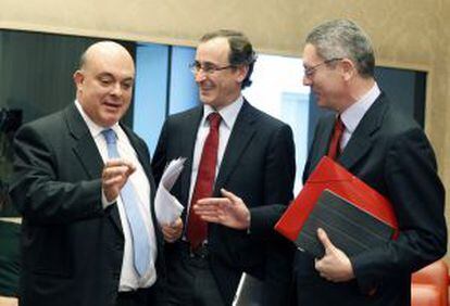 Alonso, junto al ministro de Justicia, Alberto Ruiz-Gallard&oacute;n, y el diputado del PNV Emilio Olabarr&iacute;a, en la Comisi&oacute;n de Justicia del Congreso.