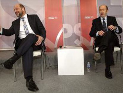 Rubalcaba (derecha), junto al presidente del Parlamento Europeo, Martin Schulz, ayer en un debate.