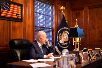 El presidente de EE UU, Joe Biden, habla con su homólogo ruso, Vladímir Putin, desde su casa en Wilmington, Delaware, este 30 de diciembre.