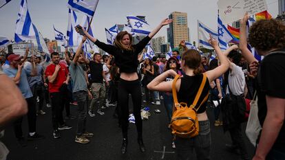 Un grupo de manifestantes bloquea una carretera en Tel Aviv.