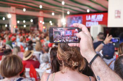 Un militante obtiene una fotografía para compartir en redes sociales durante el mitin celebrado por el PSOE en Dos Hermanas (Sevilla) el 18 de junio.
