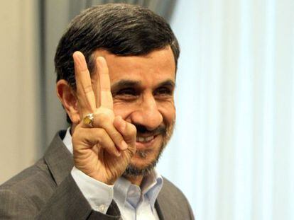 El presidente iranÍ, Mahmud Ahmadineyad, en Teherán a la espera del ministro de Cooperación Internacional de Qatar.