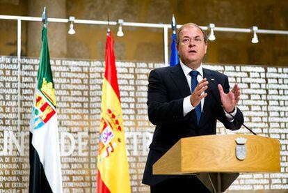El presidente de la Junta de Extremadura, José Antonio Morago, anuncia su plan de ahorro.