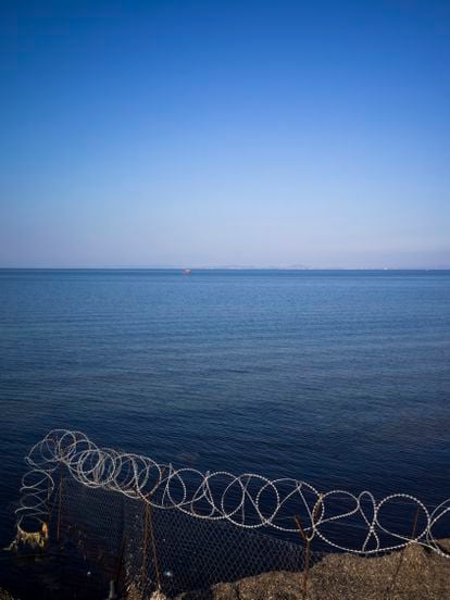 Alambradas del campo de refugiados de Mavrovouni, también conocido como Kara Tepe 2 (por su nombre en turco que significa, como en griego, montaña negra), en la isla de Lesbos. Este centro, desde el que se avista la costa de Turquía, es el sustituto de Moria. 