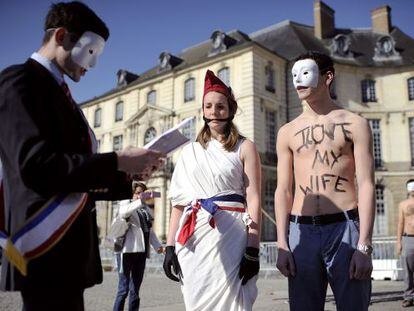 Miembros de un grupo contrario al matrimonio gay escenifican una boda heterosexual durante una protesta en Rennes (oeste de Francia).