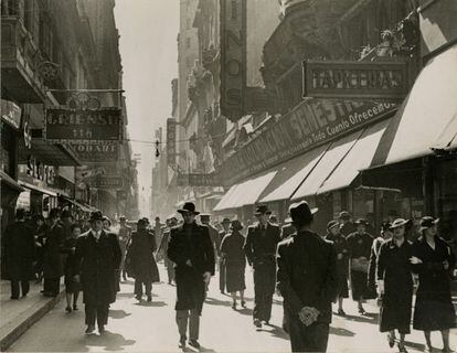 Fotograf&iacute;a de 1936 de la calle Florida de Buenos Aires tomada por Coppola.