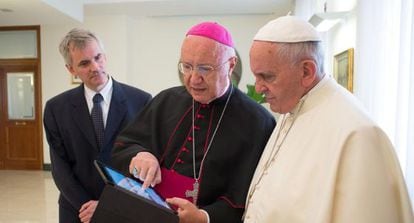 El papa Francisco junto al presidente del Pontificio para las Comunicaciones Sociales, monseñor Claudio Maria Celli.