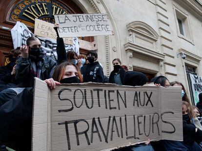 Un grupo de estudiantes bloqueaba este martes la entrada a un instituto de París, en protesta por la reforma de las pensiones.
