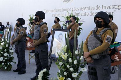 Agentes de la fiscalía de Puebla, en el funeral de sus compañeros caídos en Tecamachalco, el 21 de noviembre.