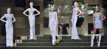Cinco modelos lucen algunas de las propuestas de la colección de alta costura de la marca Versace presentada ayer en la semana de la moda de París.