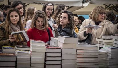 Un grupo de mujeres en la última edición de Sant Jordi.