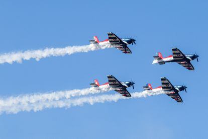 Halcones de la Fuerza Aérea de Chile actúan durante la Feria Internacional del Aire y el Espacio (FIDAE) en Santiago.