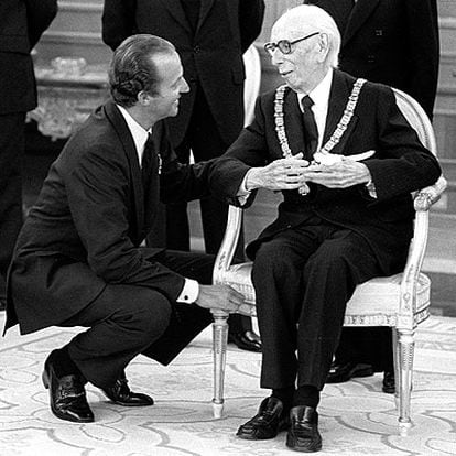 José María Pemán, con el rey Juan Carlos, después de que el monarca le entregase el Toisón de Oro, el 19 de mayo de 1981.