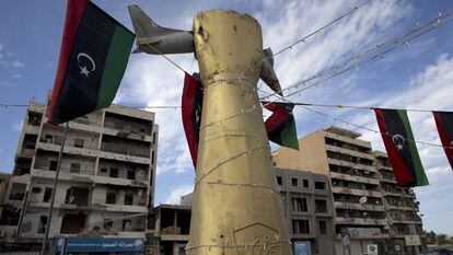 El monumento del puño dorado estrangulando un caza, símbolo antiimperialista de la Libia de Gadafi, en Misrata.