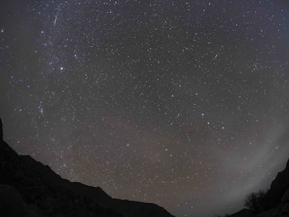 Una lluvia de estrellas Leónidas vista de la ciudad china de Bazhou, en noviembre de 2021.